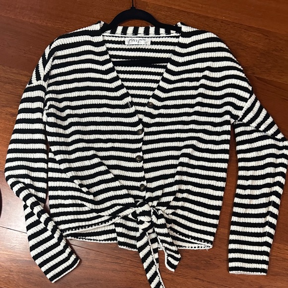 Super cute black and white stripped crop sweater, size medium, NWOT - Picture 1 of 2